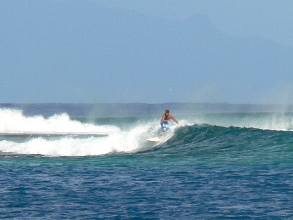 83- Surfeur dans la passe de Fare 
